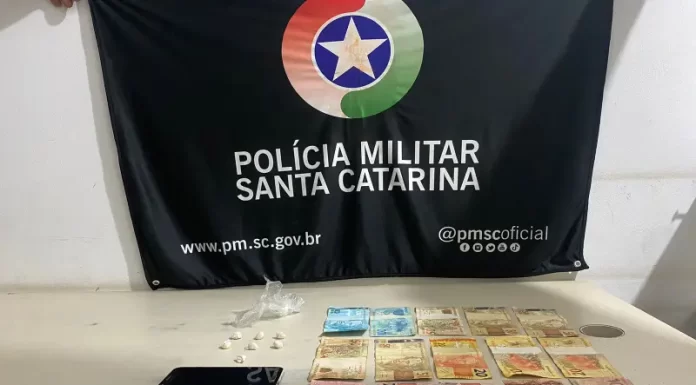 PM de Passo de Torres prende traficante e apreende drogas no bairro Estaleiro