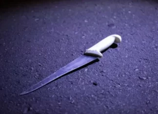 Homem armado com faca ameaça família em Passo de Torres