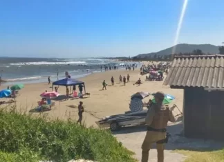 Policiais militares salvam vítima de afogamento na praia do Rosa