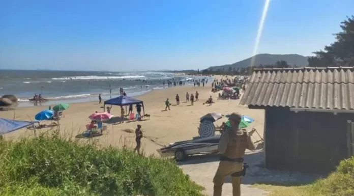 Policiais militares salvam vítima de afogamento na praia do Rosa
