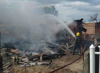 Incêndio destrói residência no bairro Polícia Rodoviária