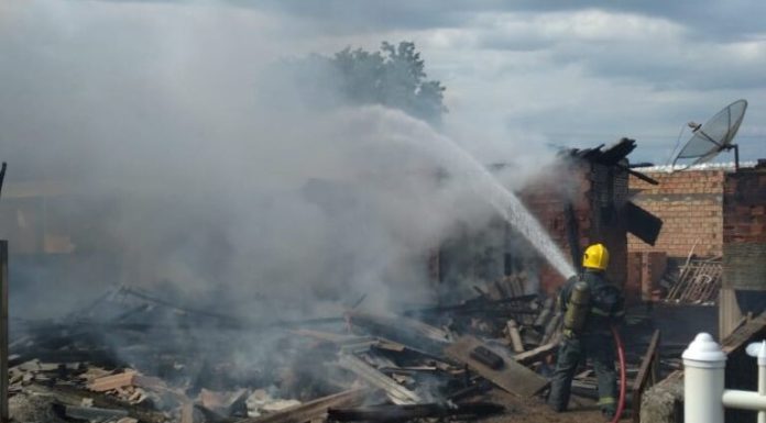 Incêndio destrói residência no bairro Polícia Rodoviária