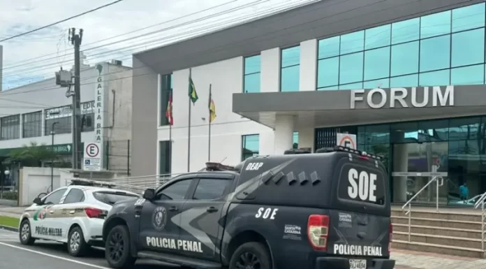 Homem vai ao Fórum realizar um procedimento, descobre mandado em aberto e acaba preso em Araranguá