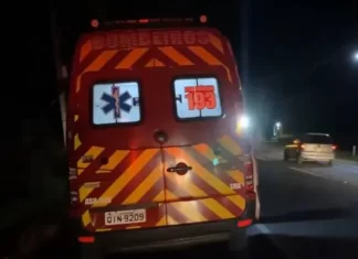 Colisão entre moto e camionete e registrado na Rodovia José Tiscoski em Balneário Gaivota