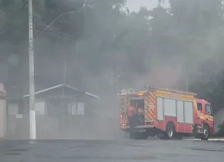 Confusão na vizinhança: Fogo em cobre é confundido com incêndio residencial em Sombrio