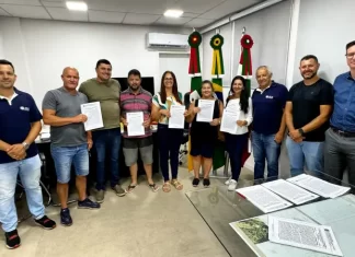 Prefeitura realiza a entrega de escrituras a moradores sombrienses
