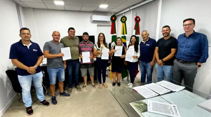 Prefeitura realiza a entrega de escrituras a moradores sombrienses
