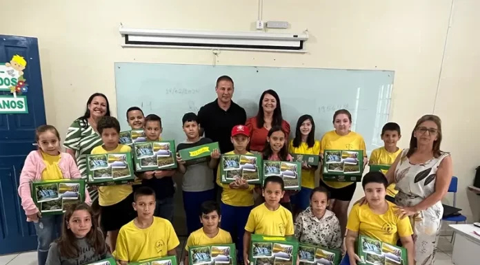 Volta às aulas em Jacinto Machado com direito a kit escolar e uniformes