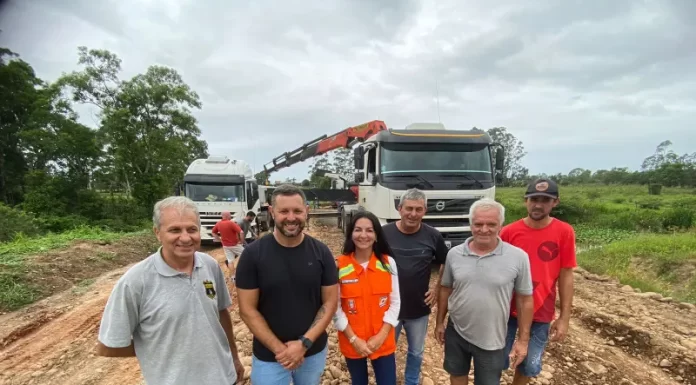 Prefeitura de Sombrio realiza instalação de kit de transposição na comunidade de Sanga Negra