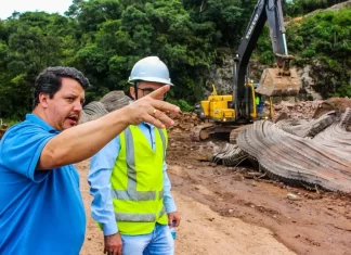 Prefeito Fanica e secretário de Infraestrutura de SC acompanham pavimentação da Serra do Faxinal