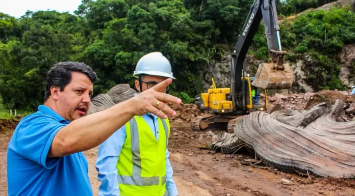 Prefeito Fanica e secretário de Infraestrutura de SC acompanham pavimentação da Serra do Faxinal