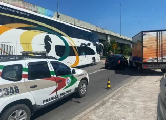 Colisão gera prejuízo no centro de Sombrio