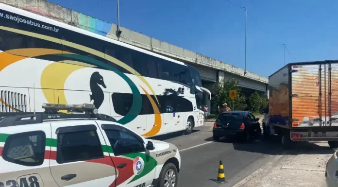 Colisão gera prejuízo no centro de Sombrio