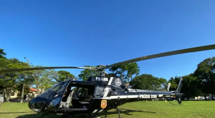 Helicóptero da Polícia Civil chama atenção em Sombrio ao realizar transporte de um paciente