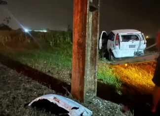 Araranguá: mulher perde controle de veículo, sai da pista e colide em poste na Rodovia Governador Jorge Lacerda