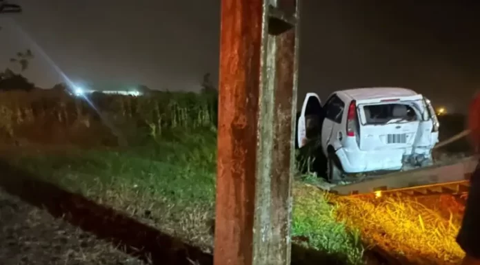 Araranguá: mulher perde controle de veículo, sai da pista e colide em poste na Rodovia Governador Jorge Lacerda