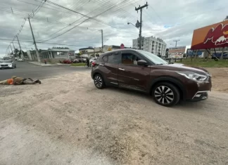 Acidente entre carro e moto é registrado na Avenida Getúlio Vargas; cena de policial amparando a vítima chamou a atenção
