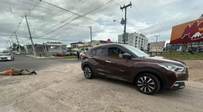 Acidente entre carro e moto é registrado na Avenida Getúlio Vargas; cena de policial amparando a vítima chamou a atenção