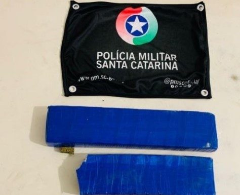 PM apreende um quilo e meio de maconha com um jovem e 3 adolescentes