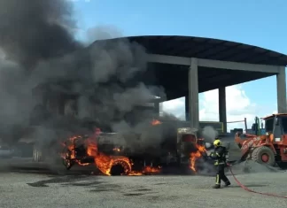 Caminhão é destruído em incêndio na tarde de hoje