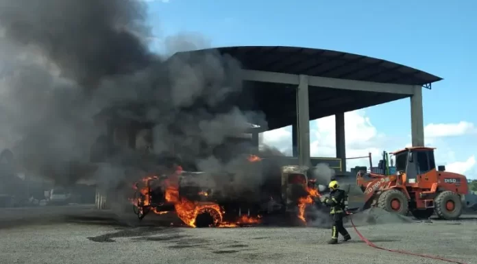 Caminhão é destruído em incêndio na tarde de hoje