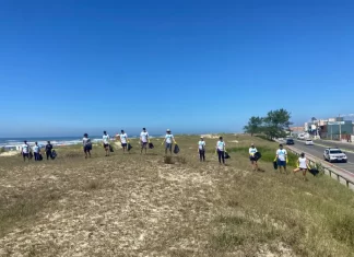 Programa Voluntário transformador deixa praia mais limpa