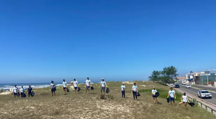 Programa Voluntário transformador deixa praia mais limpa