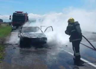 Carro e destruído em incêndio em Araranguá