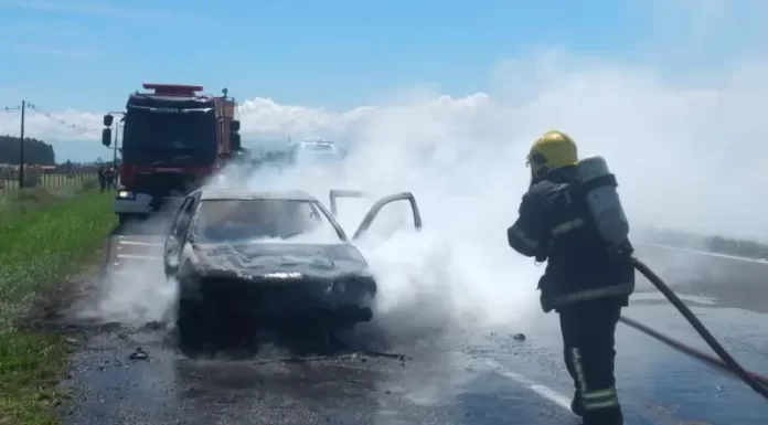 Carro e destruído em incêndio em Araranguá