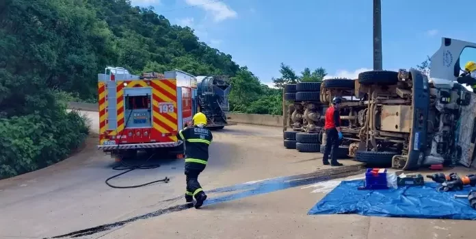 Homem fica preso às ferragens após acidente na Serra da Rocinha