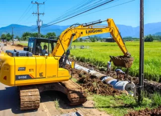 Equipes trabalham na obra da ciclovia, em Praia Grande