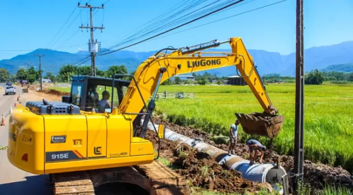 Equipes trabalham na obra da ciclovia, em Praia Grande