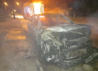Carro é destruído pelo fogo em Santa Rosa do Sul