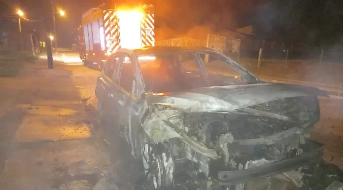 Carro é destruído pelo fogo em Santa Rosa do Sul