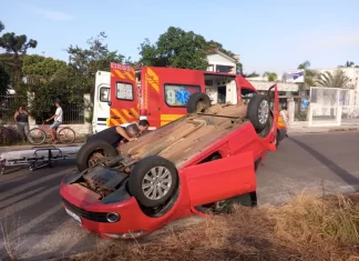 Mulher perde controle do veículo e capota em Turvo