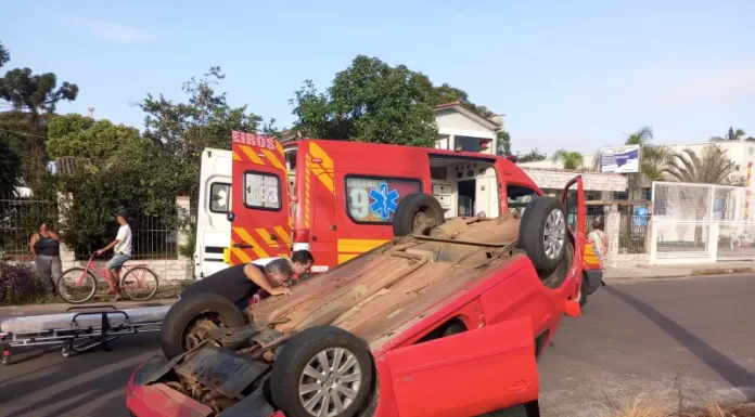 Mulher perde controle do veículo e capota em Turvo
