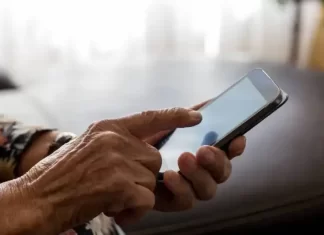 Idosos de Jacinto Machado vão aprender a mexer no celular