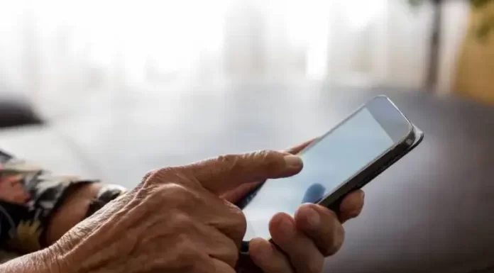 Idosos de Jacinto Machado vão aprender a mexer no celular