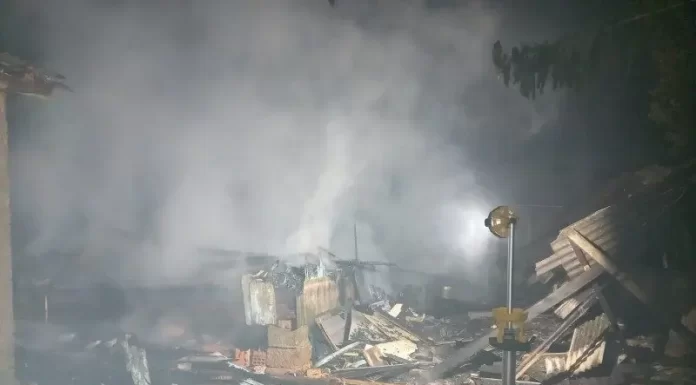 Residência é destruída por incêndio em Jacinto Machado