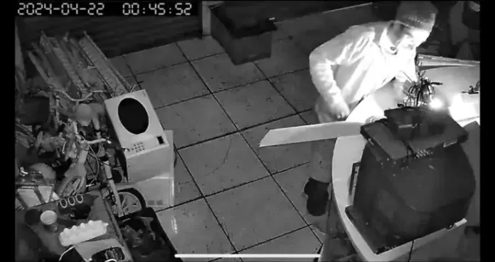 Ladrão entra pelo telhado e furta dois estabelecimentos comerciais durante a madrugada em Araranguá