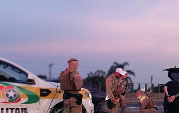 Um homem e três mulheres com grande quantidade de produtos de furto foram presos em Sombrio