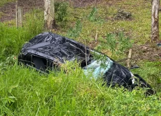 Capotamento registrado na Rodovia José Tiscoski em Balneário Gaivota