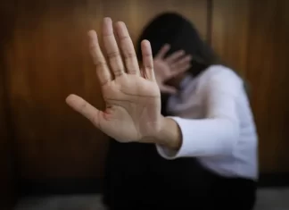 Violência Doméstica em Passo de Torres: Mulher é ameaçada e agredida pelo ex-companheiro