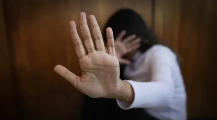 Violência Doméstica em Passo de Torres: Mulher é ameaçada e agredida pelo ex-companheiro