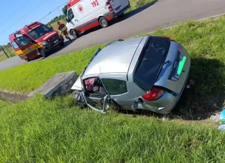 Jovem fica encarcerado em acidente de trânsito em Santa Rosa do Sul