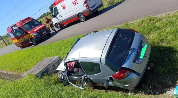 Jovem fica encarcerado em acidente de trânsito em Santa Rosa do Sul