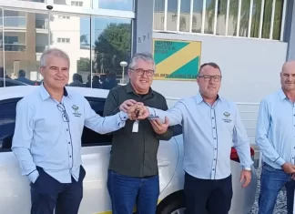 Deputado Tiago Zilli entrega carro para a Saúde de Meleiro