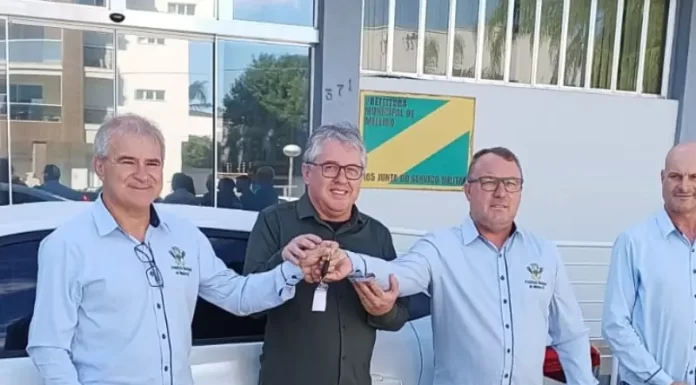 Deputado Tiago Zilli entrega carro para a Saúde de Meleiro