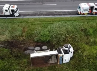 Caminhão caçamba perde o controle e tomba na BR 101 em São João do Sul