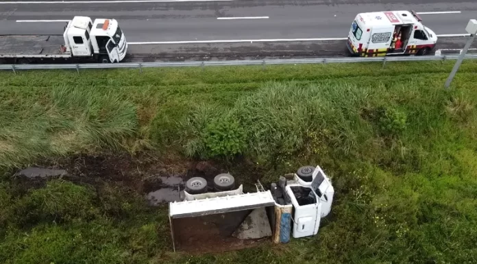 Caminhão caçamba perde o controle e tomba na BR 101 em São João do Sul